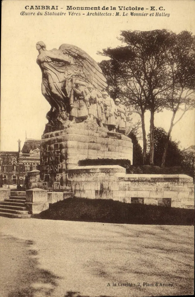 Cambrai - Monument van de Overwinning - E.C. - Werk van de beeldhouwer Vérez - Architecten: M. Le Monnier en Halley - Voorkant
