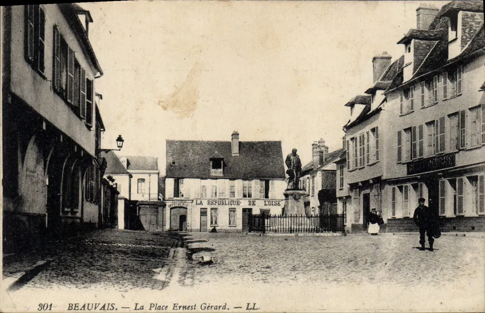 Beauvais — A Praça Ernest Gérard — LL. — n°301 - Frente