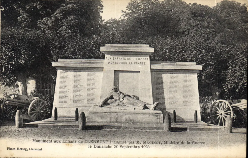 Monument voor de Kinderen van Clermont — ingewijd door M. Maginot, Minister van Oorlog — Foto Hertog, Clermont - Voorkant