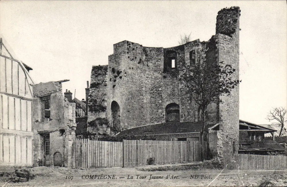 Compiègne — Torre Joaninha — ND Fot. - Frente