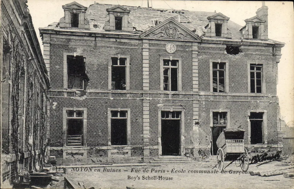 Noyon in Ruinen — Brand von Paris — Gemeinschaftsschule für Jungen — Boy's Scholl-House - Vorderseite