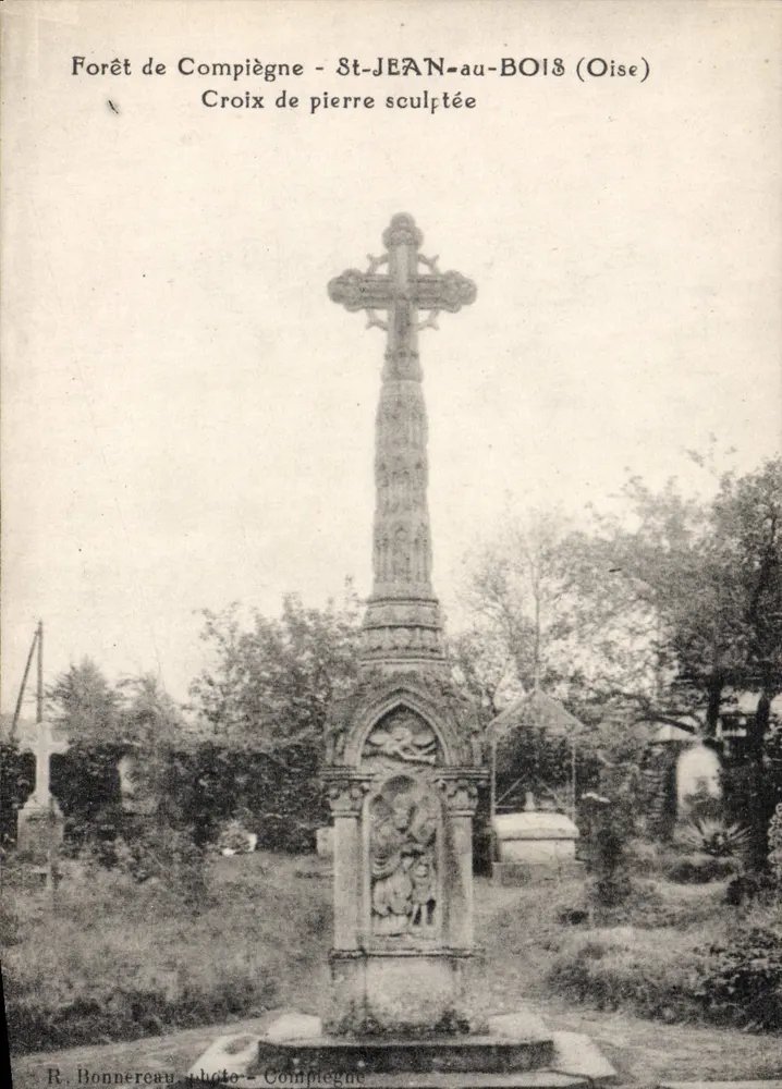 Floresta de Compiègne - St-JEAN-au-BOIS (Oise) — Cruz de pedra esculpida — R. Bonnercau foto - Compiègne - Frente