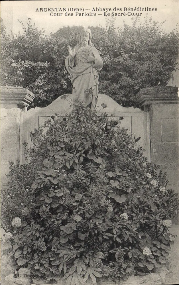 Argentan (Orne) — Abadia das Beneditinas — Pátio dos Conversos — O Coração Sagrado - Frente