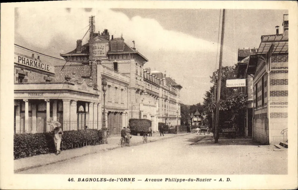 Bagnoles-de-l'Orne — Avenue Philippe-du-Rozier — Apotheke, Hotel, Bäckerei - Vorderseite