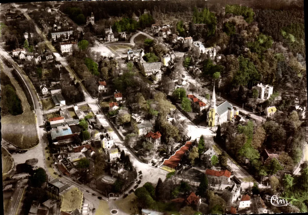 Bagnolles-de-l'Orne — Luftbild der Kirche und Villen — Éditions Compier - Vorderseite