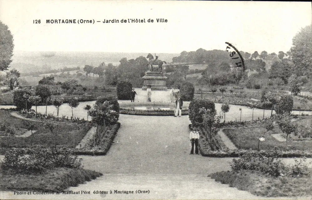 Mortagne (Orne) — Jardin de l'Hôtel de Ville — Photo und Sammlung A. Maïflaut Père, Verleger in Mortagne (Orne) - Vorderseite