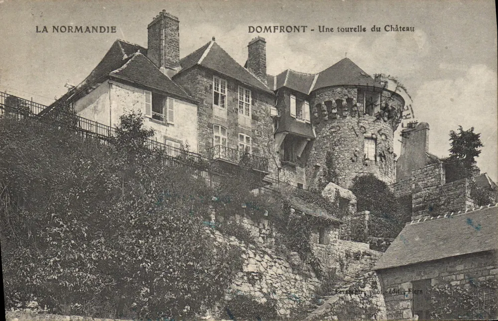 Domfront — Uma torre do Castelo — A Normandia — Fot. Ed. Fiers - Frente