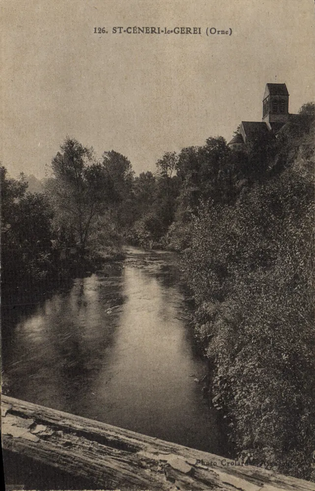 St-Céneri-le-Gerei (Orne) — vista do curso d'água e da igreja — Foto Crolard - Frente