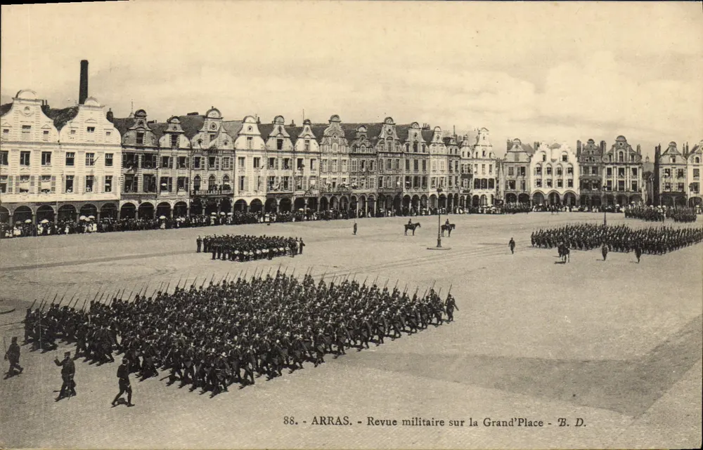 Arras — Militärdemonstration auf der Grand'Place — B.D. - Vorderseite