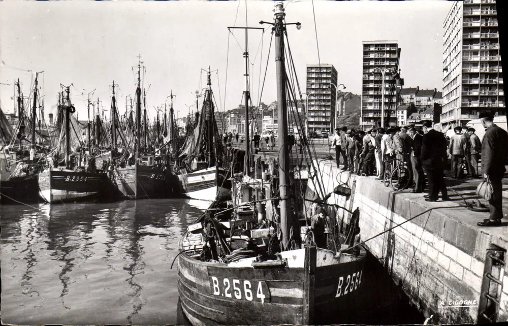 Hafen von Boulogne-sur-Mer — Ansicht von Fischereibooten und dem Kai — Editions LA CIGOGNE - Vorderseite
