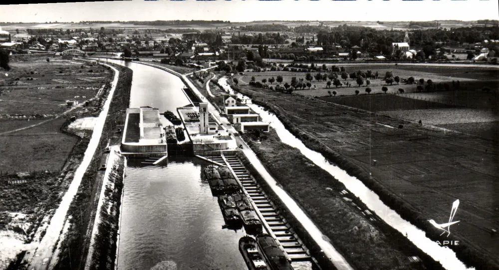 O canal - A comporta - Um canal da planície do Norte na região de SAINT-OMER — APIE - Frente
