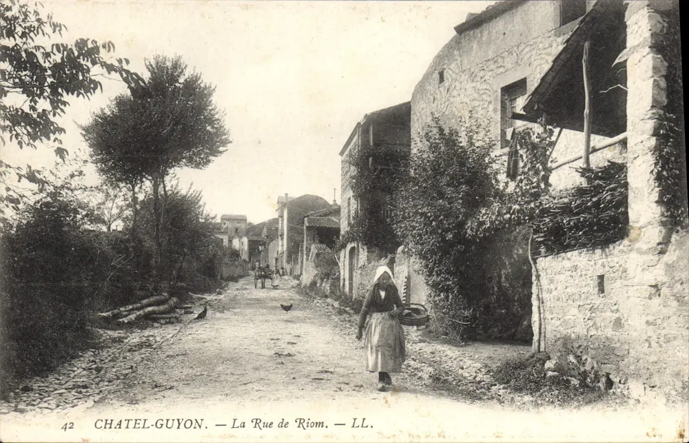 Châtel-Guyon — A Rua de Riom — LL. - Frente