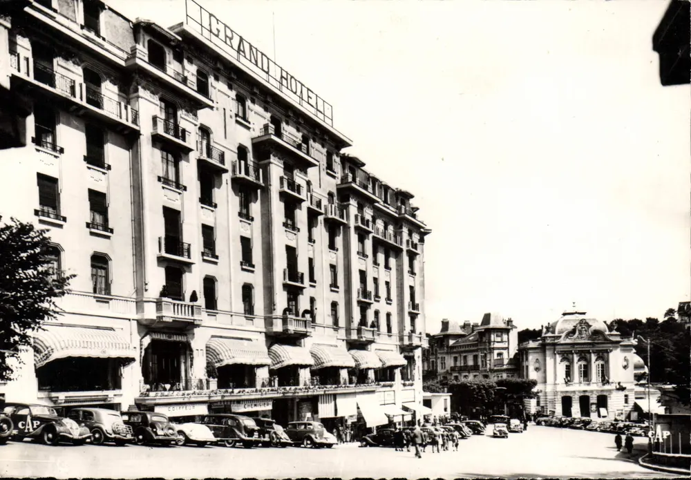 Châtel-Guyon — O Grande Hotel e o Teatro — Réal-Pont, Paris - Frente