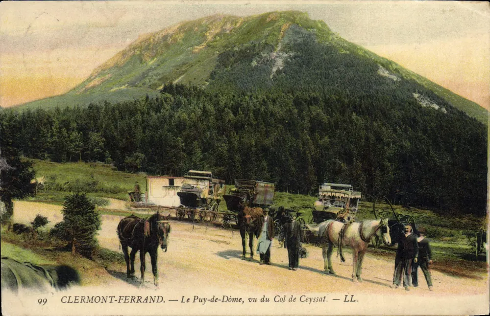 Le Puy-de-Dôme, gesehen vom Col de Ceyssat — Clermont-Ferrand — LL - Vorderseite