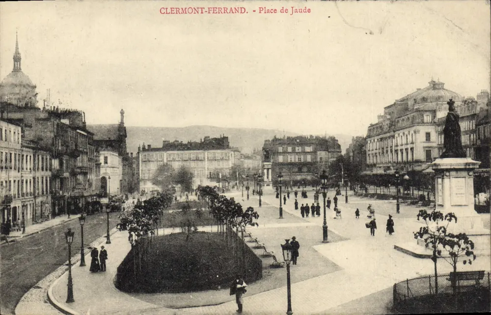 Clermont-Ferrand - Place de Jaude — vista panorâmica com estátua e jardim central - Frente