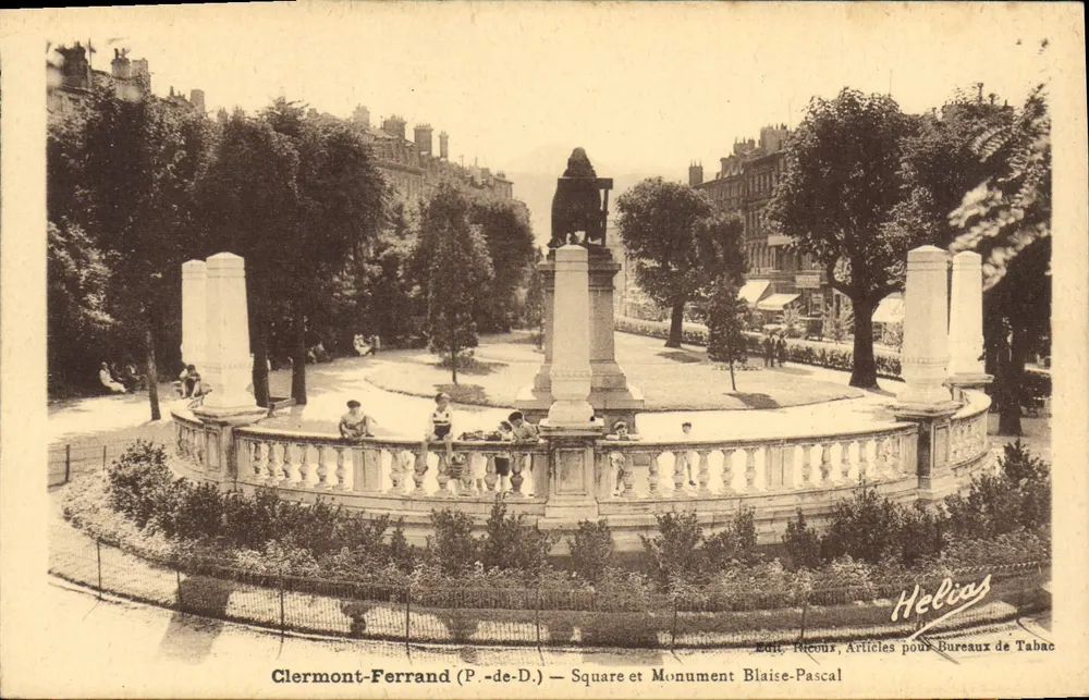 Clermont-Ferrand (P.-de-D.) — Praça e Monumento a Blaise-Pascal — Helias - Frente