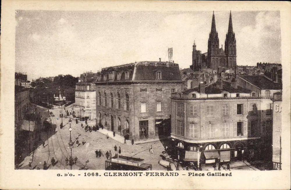 Clermont-Ferrand — Place Gaillard — vista da catedral - Frente