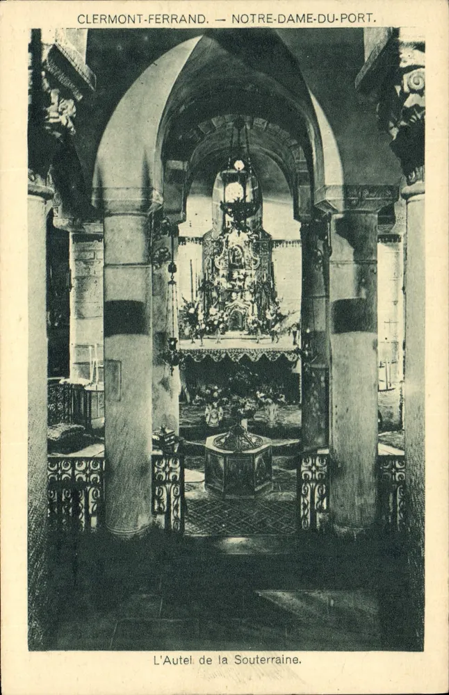 Clermont-Ferrand — Nossa Senhora do Porto — O altar da Souterraine. - Frente