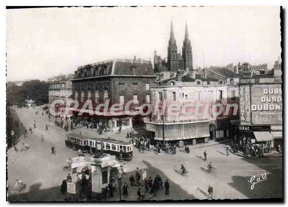 Praça Gaillard em Clermont-Ferrand — vista urbana com trêmio e igreja — Foto Gouttefanges - Frente