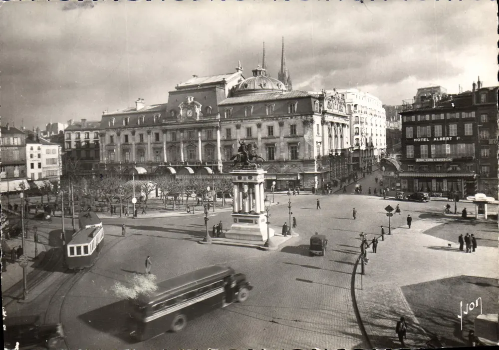 Praça Jaude em Clermont-Ferrand — vista panorâmica com monumento equestre e trêmio — editor J. Fjon - Frente