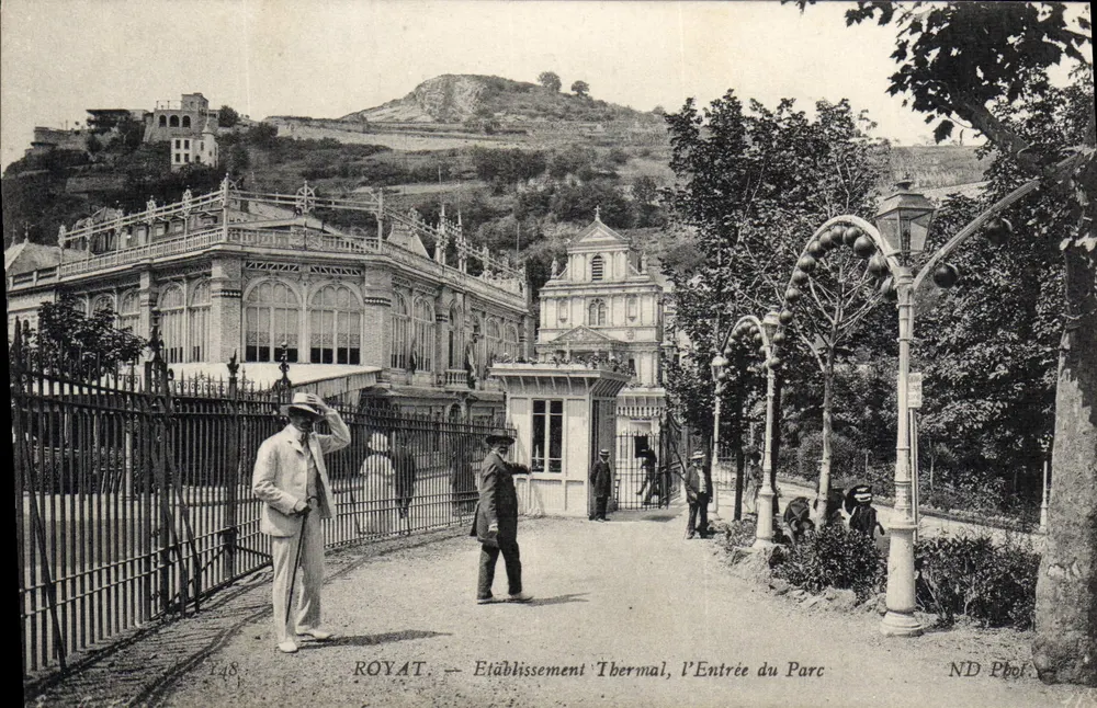 Royat — Establecimiento Termal, la Entrada al Parque — ND Fot. - Anverso