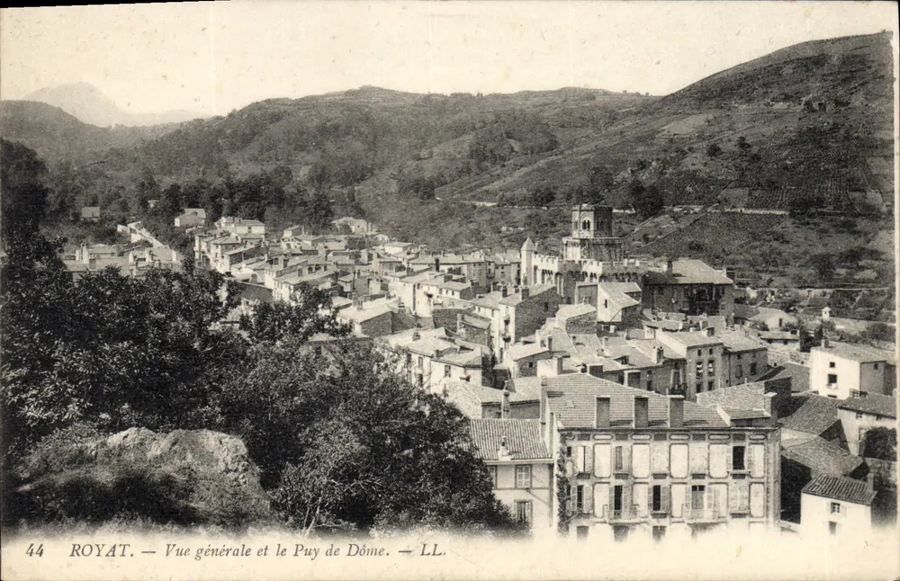 Royat — Vista geral e o Puy de Dôme — LL. — n°44 - Frente