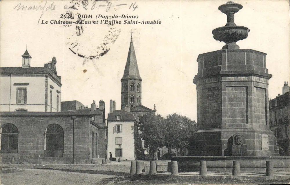 Riom (Puy-de-Dôme) — A Vista do Castelo da Água e da Igreja de São Amável — editor desconhecido, número de série não visível - Frente
