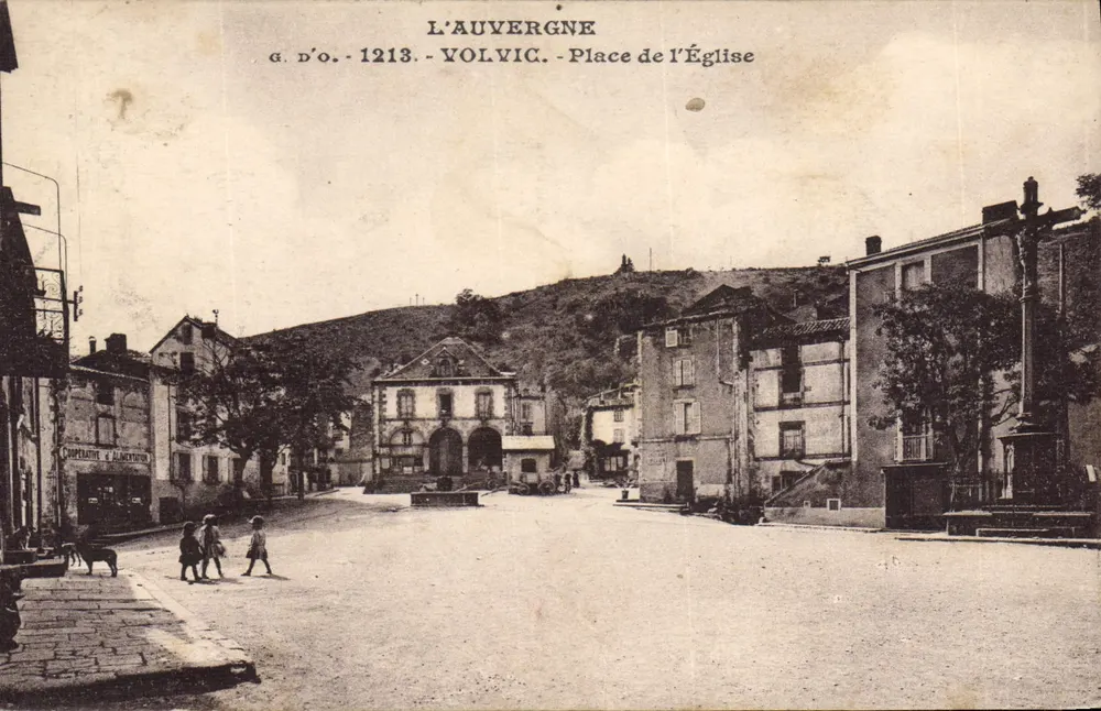 Volvic - Plein van de Kerk — Auvergne, uitgever J. Goulettingens, n° 30 - Voorkant