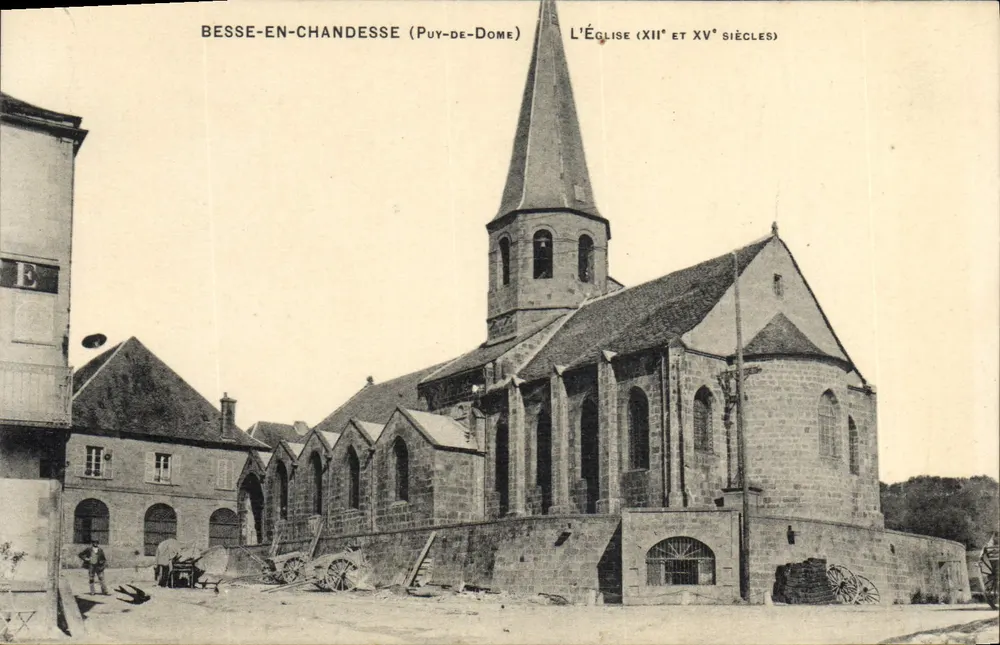 Besse-en-Chandesse (Puy-de-Dôme) — A igreja (séculos XII e XV) — editor não visível - Frente
