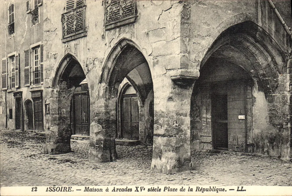 Issoire — Casa con Arcadas del siglo XV Plaza de la República — LL. - Anverso