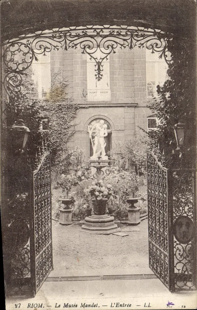 Riom — O Museu Mandel — A Entrada — LL - Frente