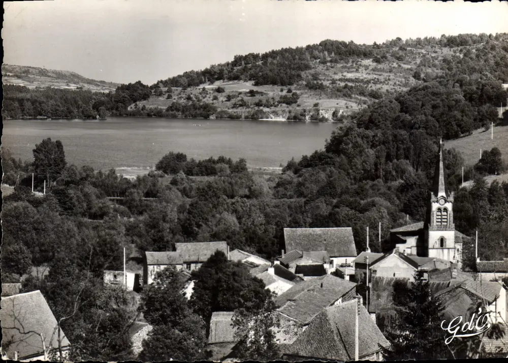 Le Lac d'Aydat — Vue ouest sur le lac et le village — Gd'O - Recto