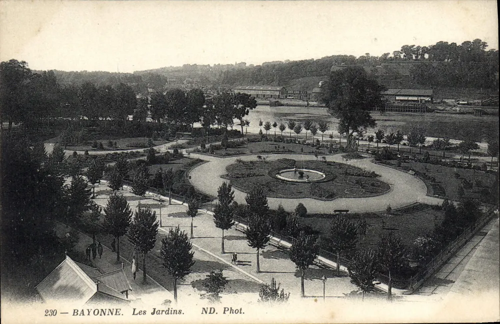Bayonne. Os Jardins — vista aérea do parque com fonte central — ND. Fot. n°230 - Frente
