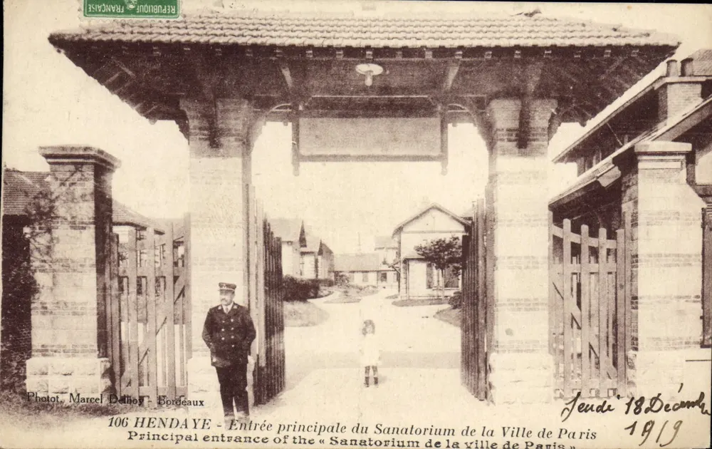 Haupteingang des Sanatoriums der Stadt Paris — Hendaye — Foto. Marcel Delhoy, Bordeaux - Vorderseite