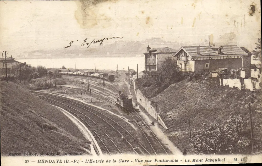 Hendaye (B.-P.) — Der Eingang zur Station — Blick auf Fontarabie — Berg Jasquibel — Marcel Delboy, Fototypie, Bordeaux - Vorderseite
