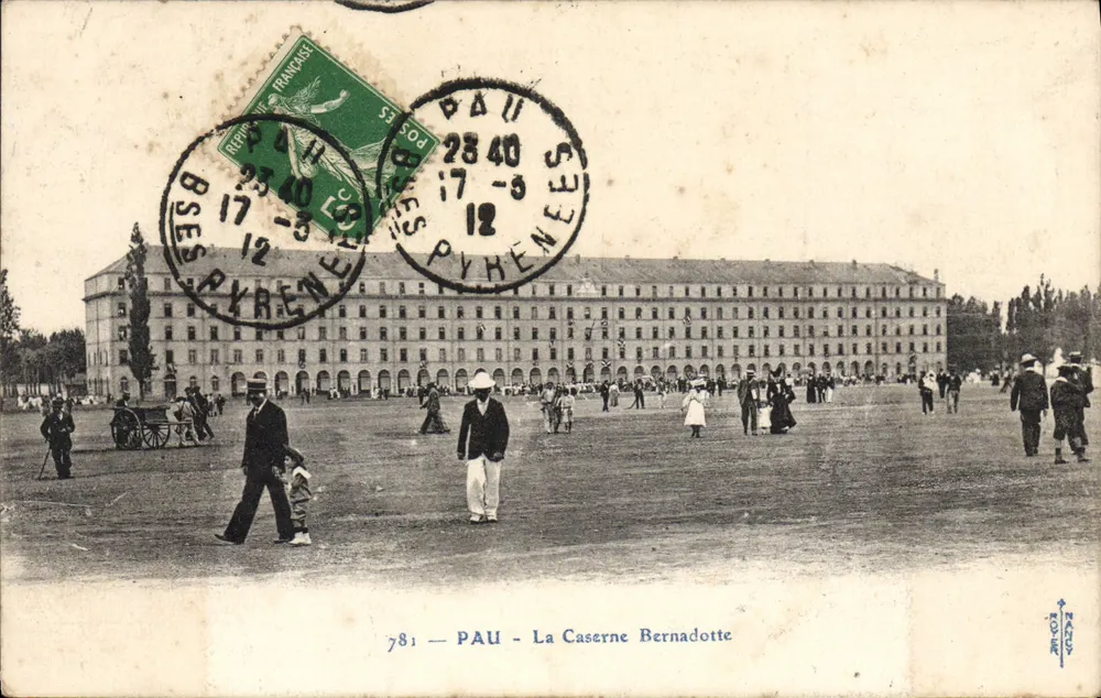 PAU - Khu trại Bernadotte - Hình ảnh quảng trường với tòa nhà và người dân - Nhà xuất bản CPAdeCollection, số 781 - Mặt trước