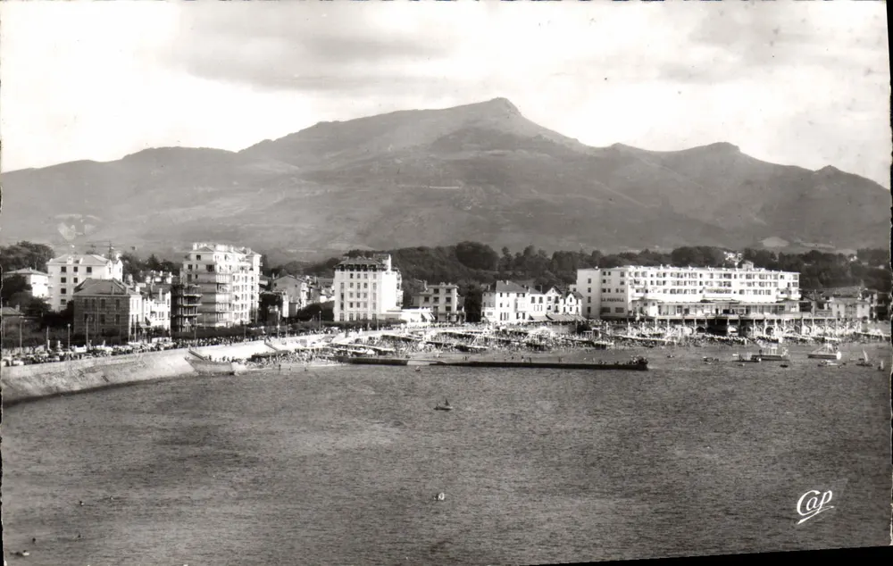 Saint-Jean-de-Luz — La Plage et la Rhune — Cap - Recto