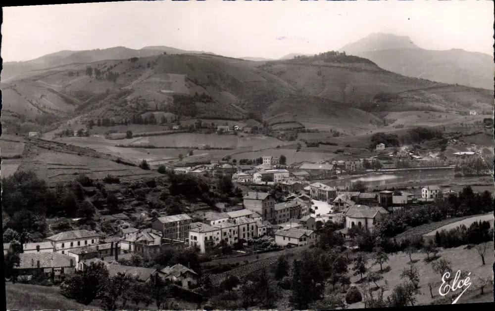 Elcè — Vista geral do vilarejo e das montanhas — Editor Elcè - Frente