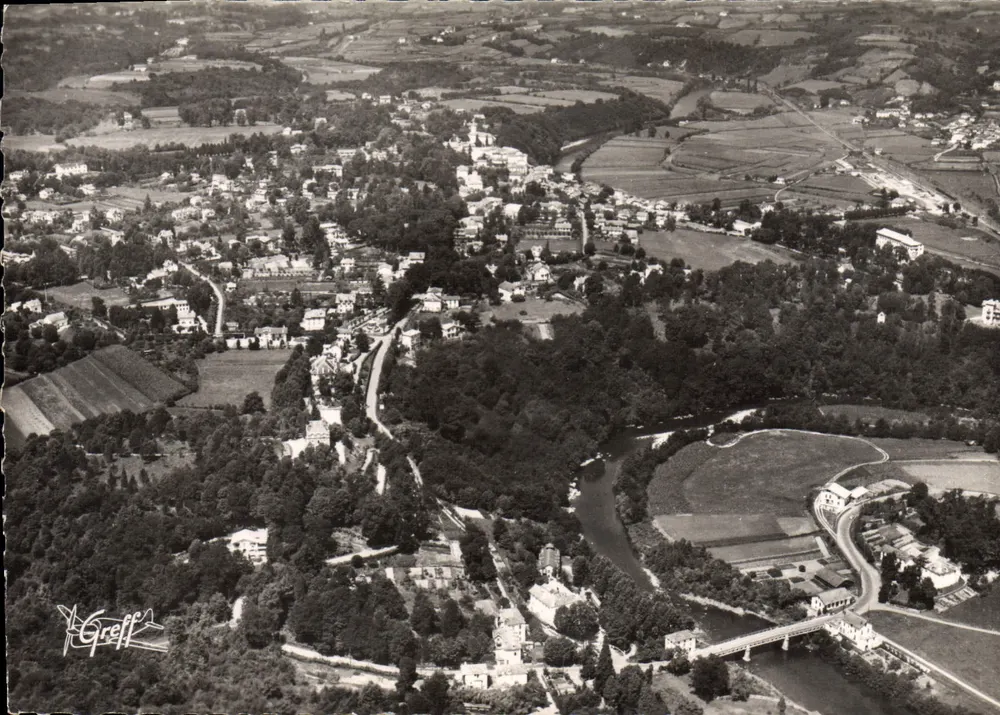 Cambo (Basses-Pyrénées) — Luftbild der Stadt und des Nive-Tals — Greff - Vorderseite