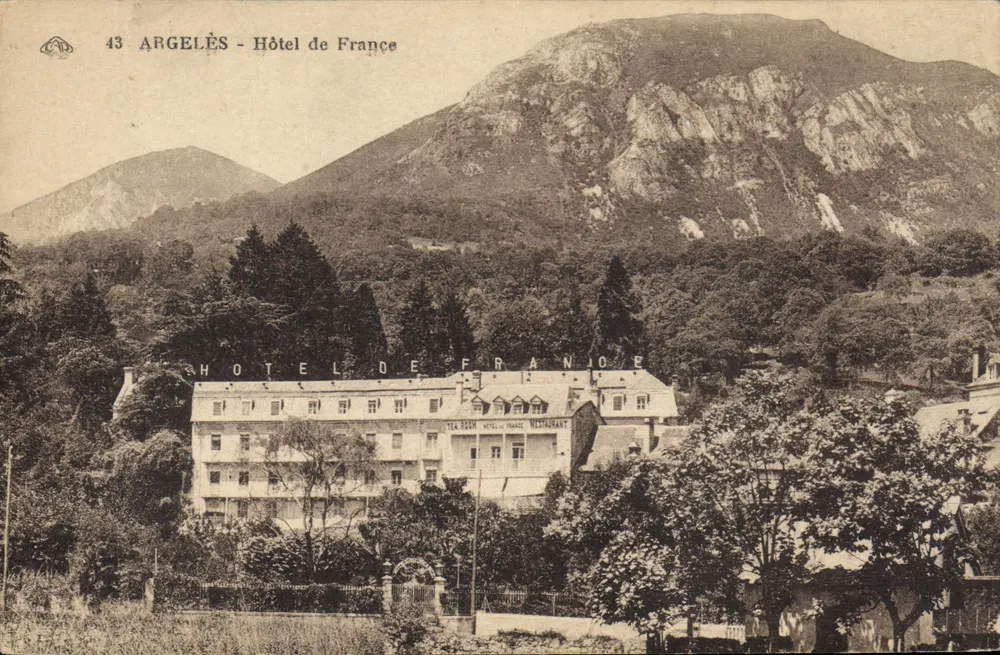 Argelès - Hotel de France — vista do edifício com montanha no fundo - Frente