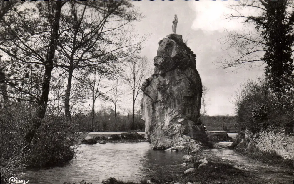 Environ de ST-LAURENT-de-NESTE (H.-Pyr.) — Le Rocher de la Vierge — Photo Caim - Recto
