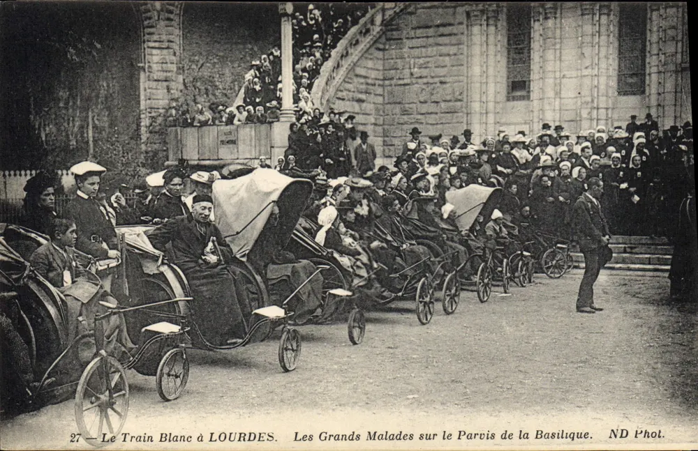 Le Train Blanc à Lourdes — Les Grands Malades sur le Parvis de la Basilique — ND Phot. - Recto