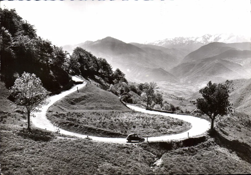 Hoog-Arië - Pas van Aspin 1497m — Kniebocht op de weg naar het pas — Circle LABA - Voorkant