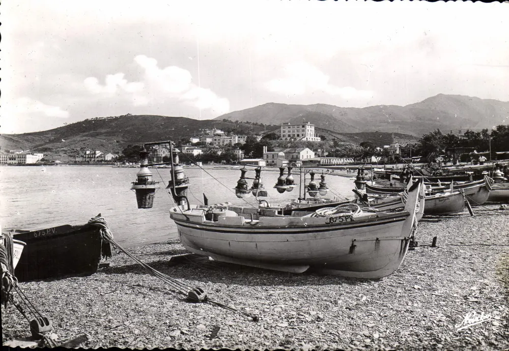 Banyuls-sur-Mer — As barcas equipadas para pesca « Au Lemparo » dominando a cidade — Edições NARBO - Frente