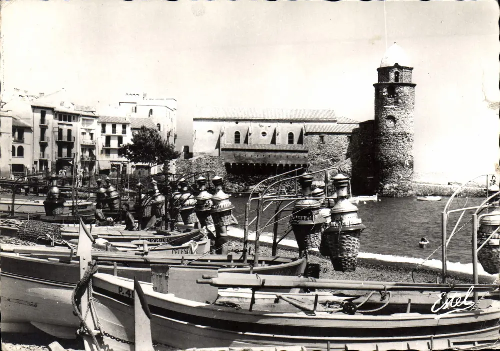 Hafen von Collioure — Ansicht des Hafens mit Booten und Turm — Éditions de LUXE * ESTEL* - Vorderseite