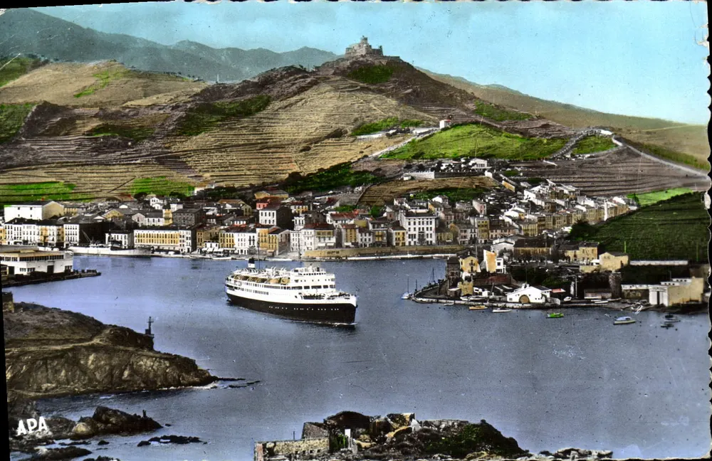 Port Vendres — Vista del port con traghetto — editore APA - Recto