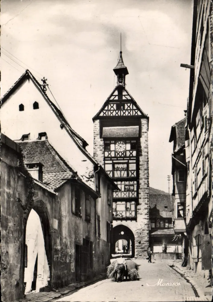 Porta da cidade de Marasco — vista da rua principal com a torre de relógio — editor Marasco - Frente