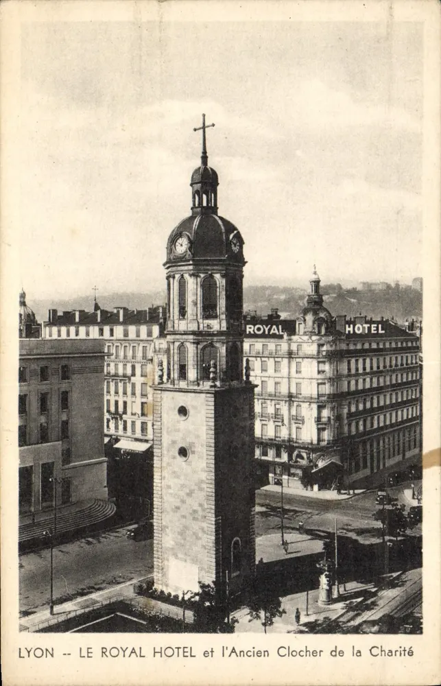 LYON -- DAS ROYAL HOTEL und der alte Glockenturm der Charité — Verleger nicht sichtbar - Vorderseite