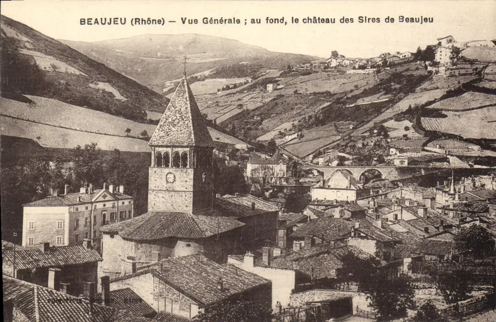Beaujeu (Rhône) — Allgemeiner Blick; im Hintergrund, das Schloss der Herren von Beaujeu - Vorderseite