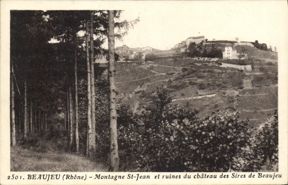 Beaujeu (Rhône) - Montagne St-Jean und Ruinen des Château des Sires de Beaujeu - Vorderseite